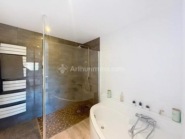 Vente                                                      Villa
                        
                     7 pièces                      232 m2                     à Cournon-d'Auvergne