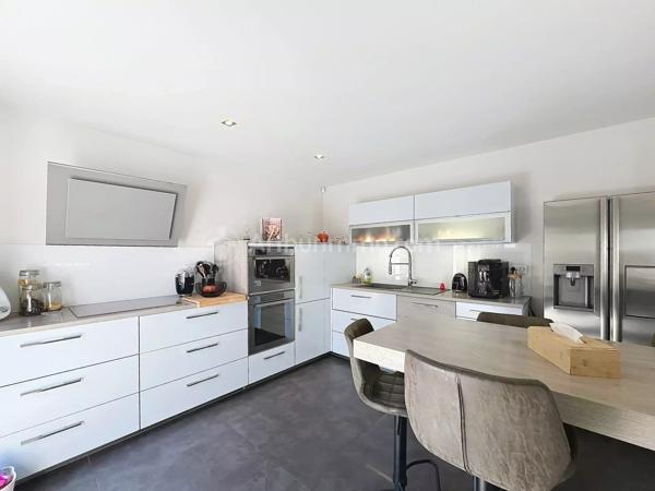 Vente                                                      Villa
                        
                     7 pièces                      232 m2                     à Cournon-d'Auvergne