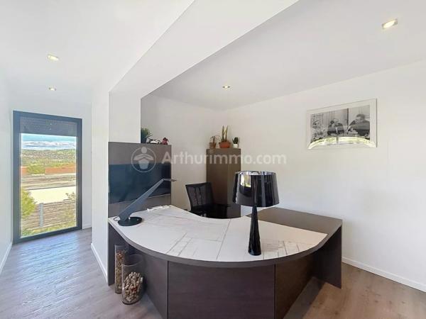 Vente                                                      Villa
                        
                     7 pièces                      232 m2                     à Cournon-d'Auvergne