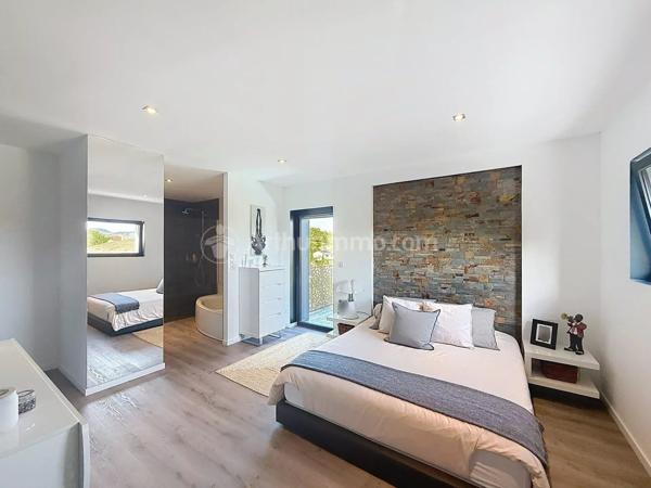 Vente                                                      Villa
                        
                     7 pièces                      232 m2                     à Cournon-d'Auvergne