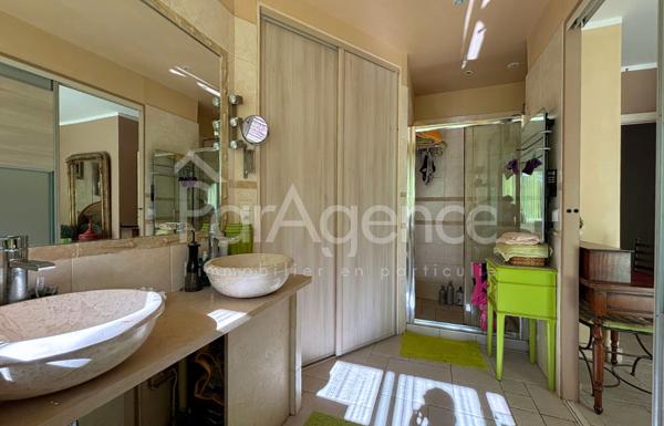 Maison contemporaine avec piscine et appartement indépendant