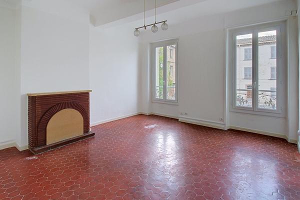 A VENDRE EN EXCLUSIVITÉ - Appartement T3 d'environ 60m2 avec terrasse et combles aménageables - Centre-ville