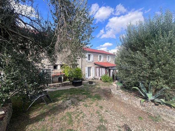 A Auchay sur Vendée, Longère en pierre avec gîte, grenier et beaux espaces extérieurs