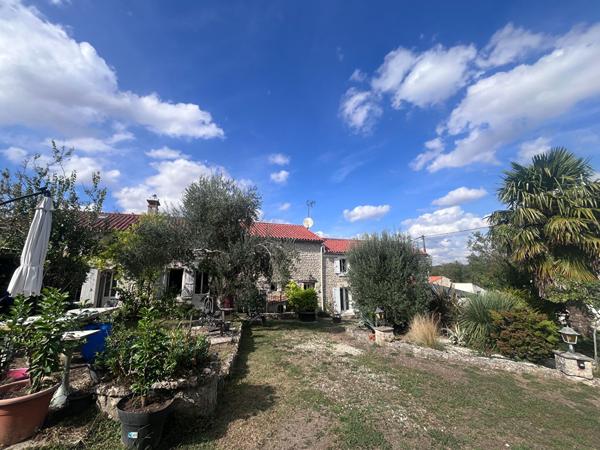 A Auchay sur Vendée, Longère en pierre avec gîte, grenier et beaux espaces extérieurs