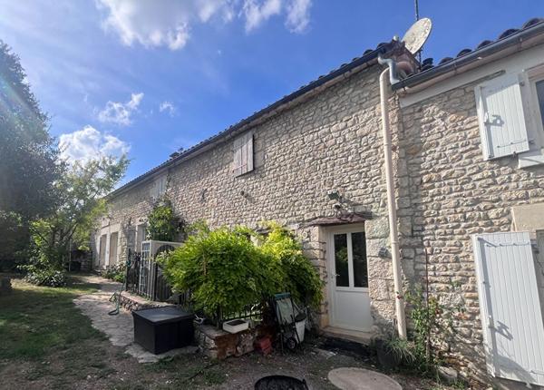 A Auchay sur Vendée, Longère en pierre avec gîte, grenier et beaux espaces extérieurs