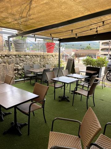 Restaurant axe routier avec terrasse, parking