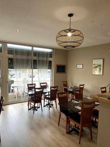 Restaurant axe routier avec terrasse, parking