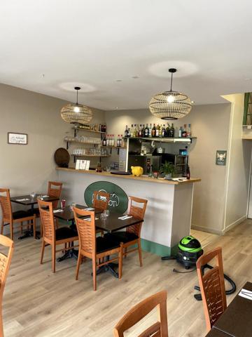 Restaurant axe routier avec terrasse, parking