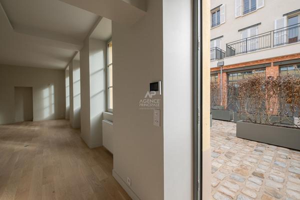 Versailles Notre Dame maison 4 pièces 122.3 m² au sol avec terrasse arborée de 30 m² et grande cave saine €930 000 ** - Référence 25723
