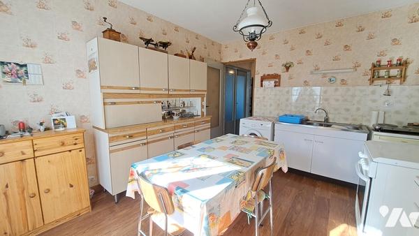 MONTBRISON
Maison d'habitation 98 m² avec 3 chambres, garage sur 268 m² de terrain.
PRIX: 180 000 €.