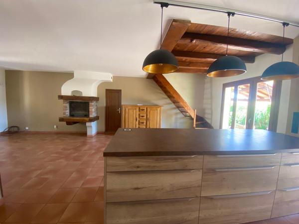 Coquette villa au calme de 106m2 plain pied  posée sur un terrain de 348m2 avec piscine