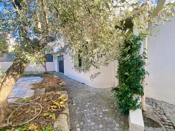 Coquette villa au calme de 106m2 plain pied  posée sur un terrain de 348m2 avec piscine