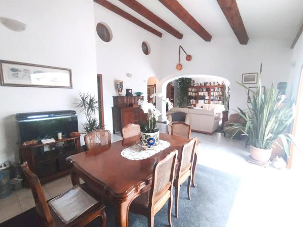 Hyères Ayguade, villa de 260m2 avec piscine et garage sur 1500m2 de terrain paysagé.