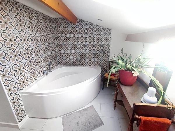 Hyères Ayguade, villa de 260m2 avec piscine et garage sur 1500m2 de terrain paysagé.
