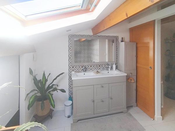 Hyères Ayguade, villa de 260m2 avec piscine et garage sur 1500m2 de terrain paysagé.