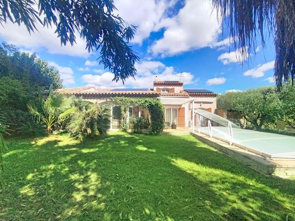 Hyères Ayguade, villa de 260m2 avec piscine et garage sur 1500m2 de terrain paysagé.