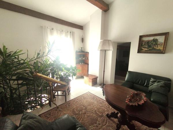 Hyères Ayguade, villa de 260m2 avec piscine et garage sur 1500m2 de terrain paysagé.
