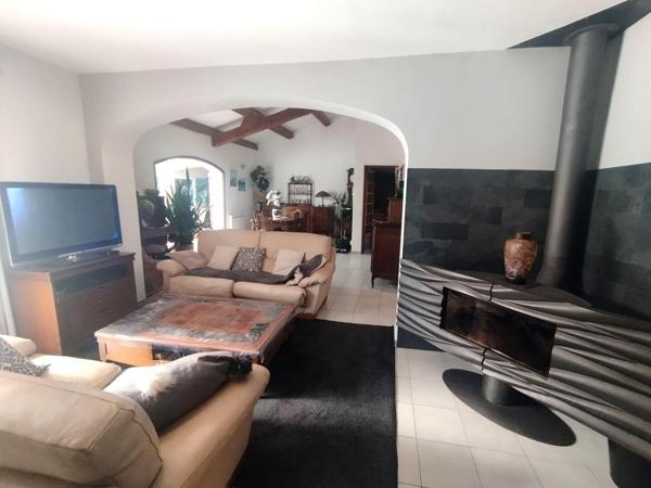Hyères Ayguade, villa de 260m2 avec piscine et garage sur 1500m2 de terrain paysagé.