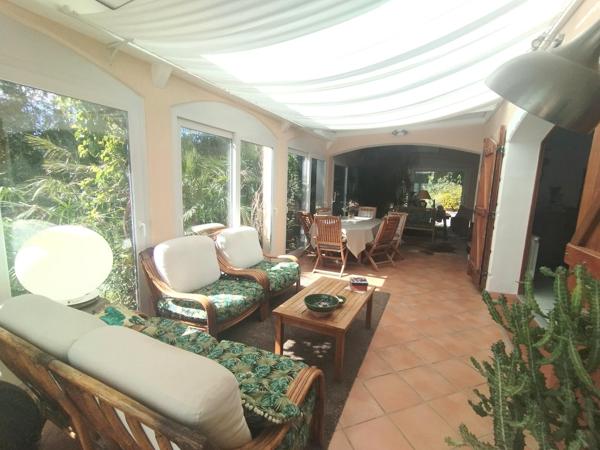 Hyères Ayguade, villa de 260m2 avec piscine et garage sur 1500m2 de terrain paysagé.