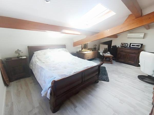 Hyères Ayguade, villa de 260m2 avec piscine et garage sur 1500m2 de terrain paysagé.
