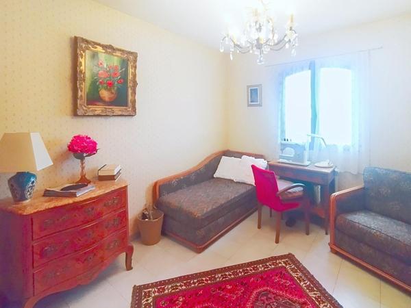 Hyères Ayguade, villa de 260m2 avec piscine et garage sur 1500m2 de terrain paysagé.