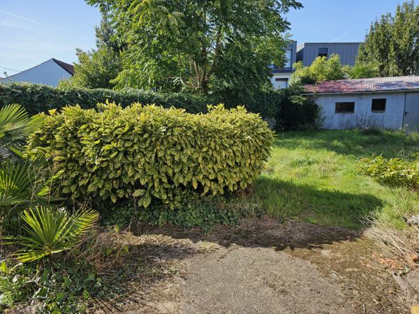 Nantes La Perverie. Maison de plain-pied à rénover de 76m2 avec un beau jardin ensoleillé