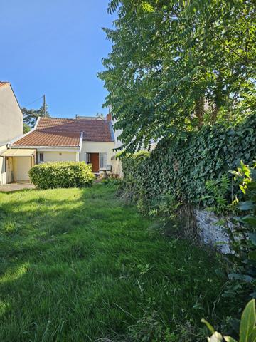 Nantes La Perverie. Maison de plain-pied à rénover de 76m2 avec un beau jardin ensoleillé
