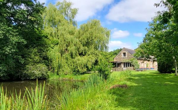 Propriété comprenant six maisons sur 4.3 htcs avec lacs