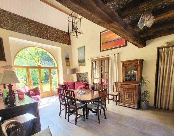 Propriété comprenant six maisons sur 4.3 htcs avec lacs