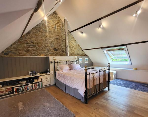 Propriété comprenant six maisons sur 4.3 htcs avec lacs