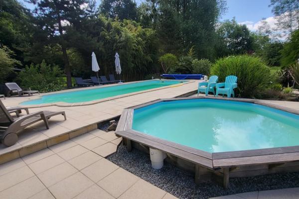 Propriété comprenant six maisons sur 4.3 htcs avec lacs