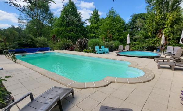 Propriété comprenant six maisons sur 4.3 htcs avec lacs