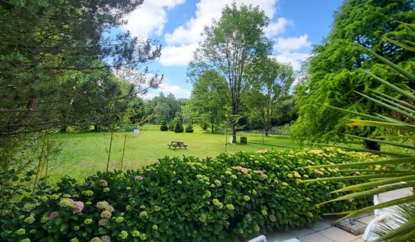 Propriété comprenant six maisons sur 4.3 htcs avec lacs