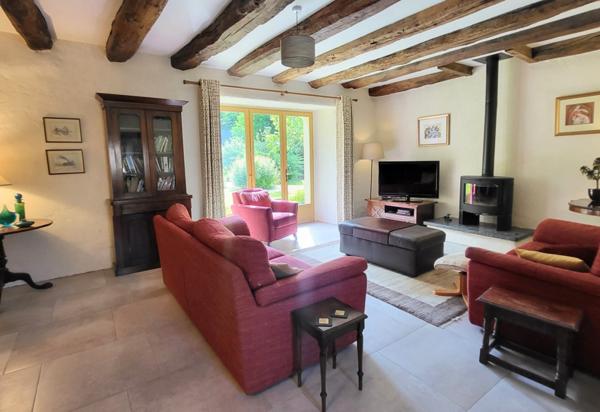 Propriété comprenant six maisons sur 4.3 htcs avec lacs