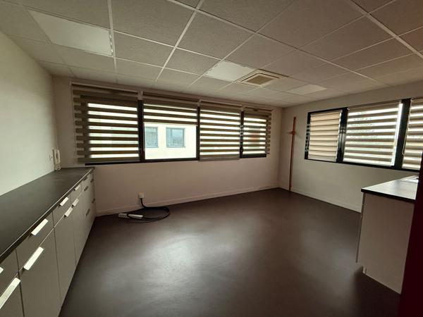 A vendre ou à louer Bureaux, Cabinet médical ou profession libérale , LOYER NET NON SOUMIS À TVA , Laval A vendre ou à louer Bureaux, Cabinet médical ou profession libérale , LOYER NET NON SOUMIS À TVA , Laval