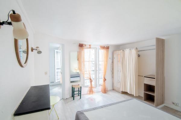 Paris Saint-André Des Arts : 2 pièces et studio à réunir dernier étage, ascenseur