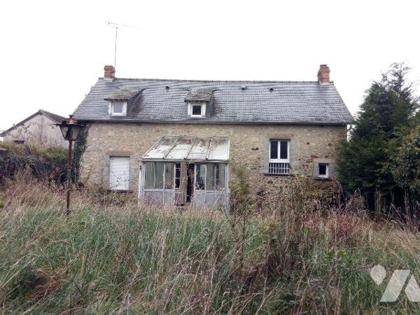 10 min. VILLAINES-LA-JUHEL (53), maison d'habitation avec entrée ouvrant sur séjour, salon, cui...