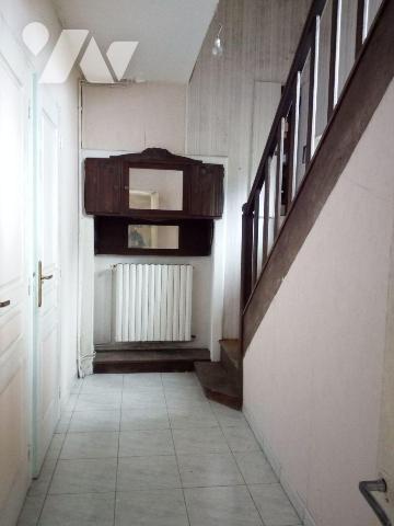 10 min. VILLAINES-LA-JUHEL (53), maison d'habitation avec entrée ouvrant sur séjour, salon, cui...