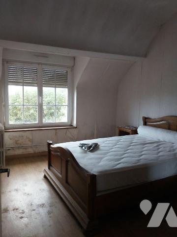 10 min. VILLAINES-LA-JUHEL (53), maison d'habitation avec entrée ouvrant sur séjour, salon, cui...