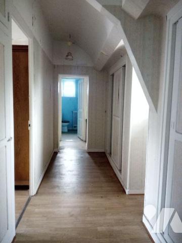 10 min. VILLAINES-LA-JUHEL (53), maison d'habitation avec entrée ouvrant sur séjour, salon, cui...