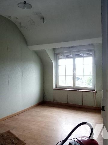 10 min. VILLAINES-LA-JUHEL (53), maison d'habitation avec entrée ouvrant sur séjour, salon, cui...