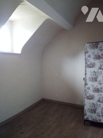 10 min. VILLAINES-LA-JUHEL (53), maison d'habitation avec entrée ouvrant sur séjour, salon, cui...