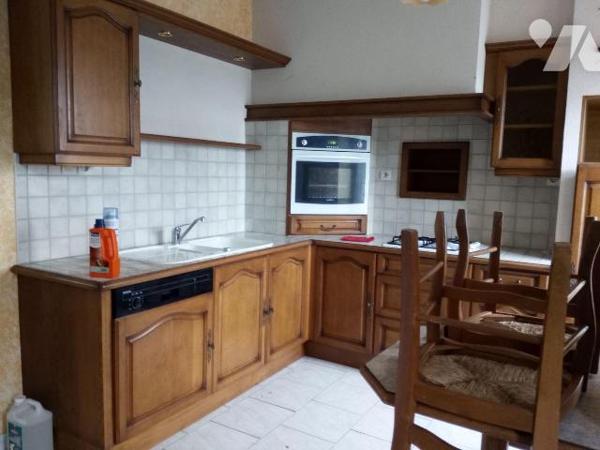 10 min. VILLAINES-LA-JUHEL (53), maison d'habitation avec entrée ouvrant sur séjour, salon, cui...