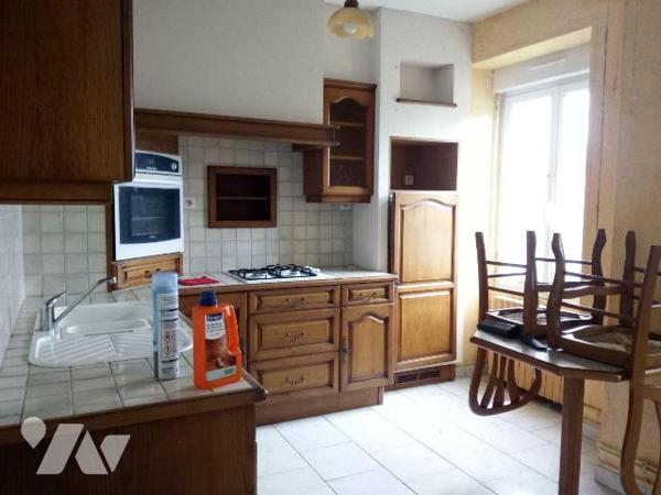 10 min. VILLAINES-LA-JUHEL (53), maison d'habitation avec entrée ouvrant sur séjour, salon, cui...
