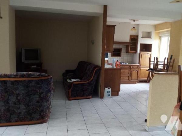 10 min. VILLAINES-LA-JUHEL (53), maison d'habitation avec entrée ouvrant sur séjour, salon, cui...