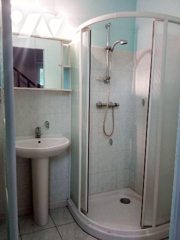 10 min. VILLAINES-LA-JUHEL (53), maison d'habitation avec entrée ouvrant sur séjour, salon, cui...