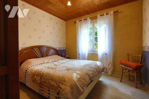 PORTBAIL-SUR-MER : à 2,5km de la plage :  Pavillon avec jardin et garage