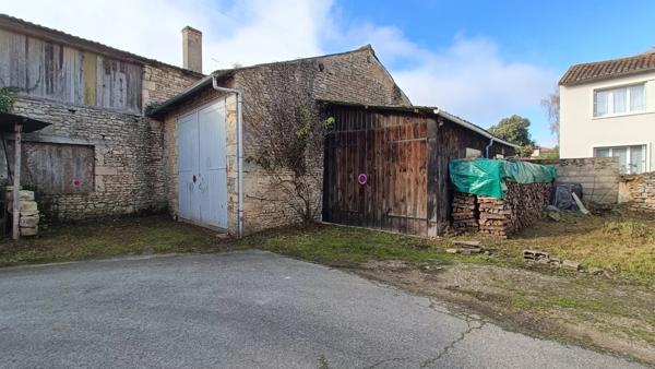DEUX GARAGES + TERRAIN VOUILLÉ