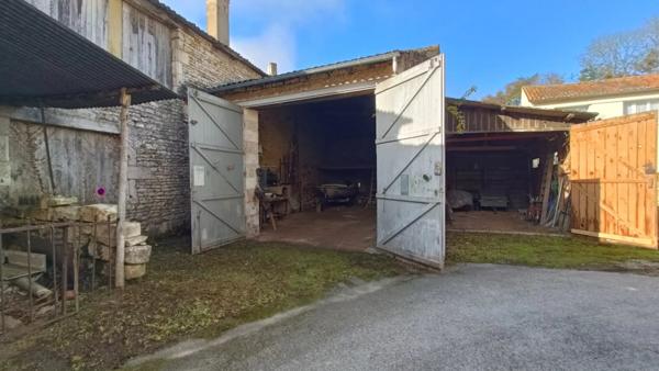 DEUX GARAGES + TERRAIN VOUILLÉ