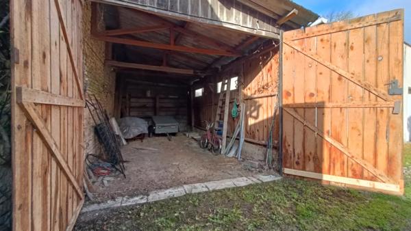 DEUX GARAGES + TERRAIN VOUILLÉ